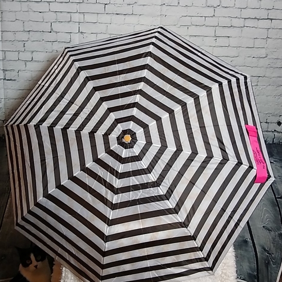 Unknown Accessories - Black, White & Gold Collapsible Umbrella